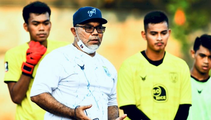 Sesumbar Iwan Bawa Persela Jadi Tim Pertama yang Lukai Persib